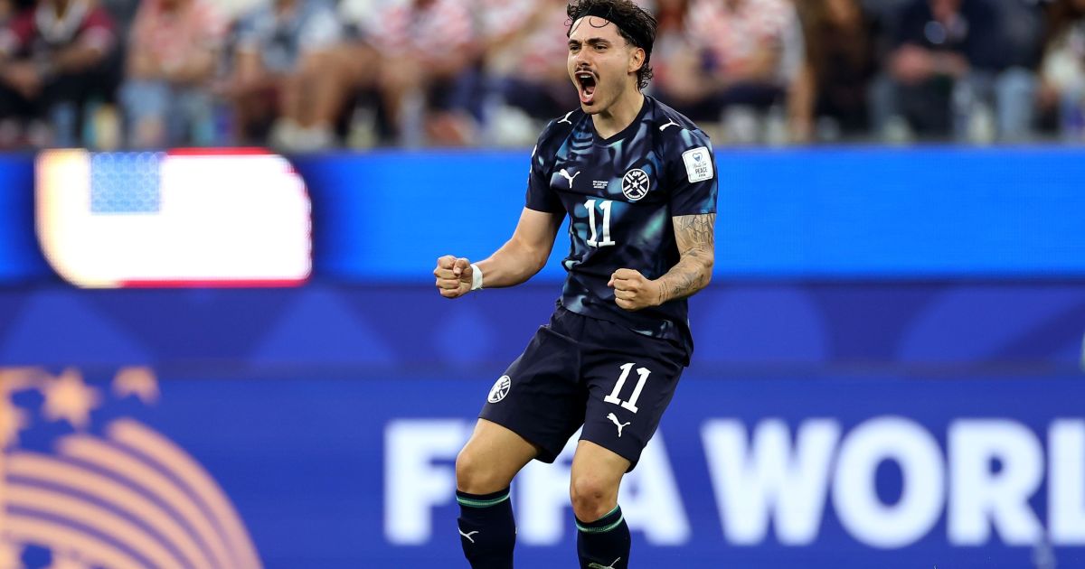 O jogador Maurício comemorando gol pela seleção do Paraguai na Copa do Mundo.