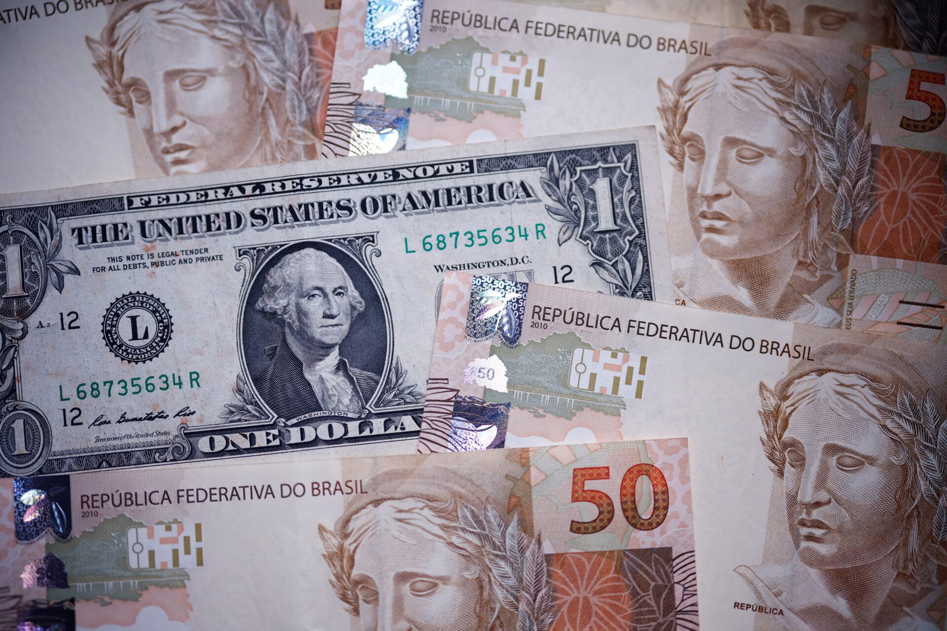 Mercado financeiro opera em otimismo com foco na 'Superquarta' de juros em contexto de Política Econômica