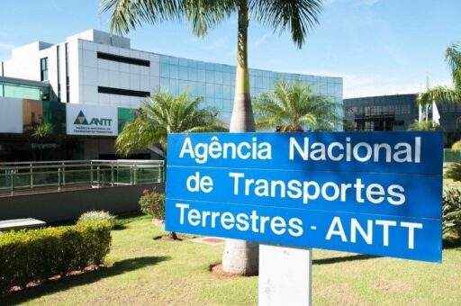 Sede da ANTT em Brasília com foco em gestão orçamentária.