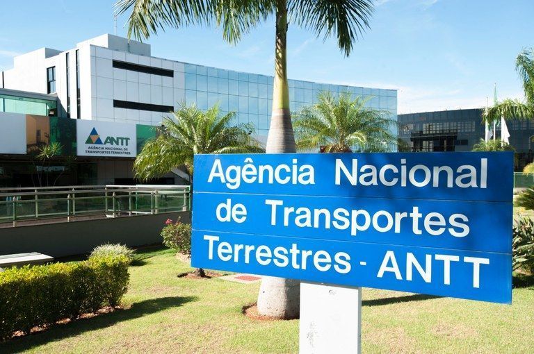Sede da ANTT em Brasília com foco em gestão orçamentária.