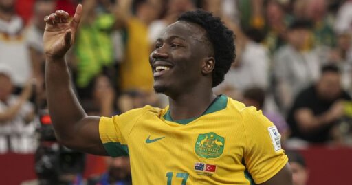 Nestory Irankunda comemora gol pela Austrália na Copa do Mundo