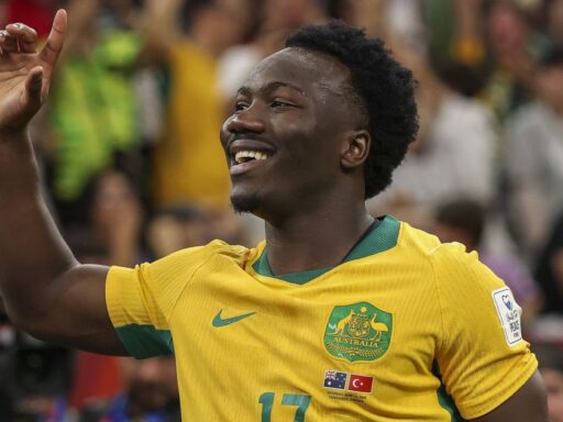 Nestory Irankunda comemora gol pela Austrália na Copa do Mundo