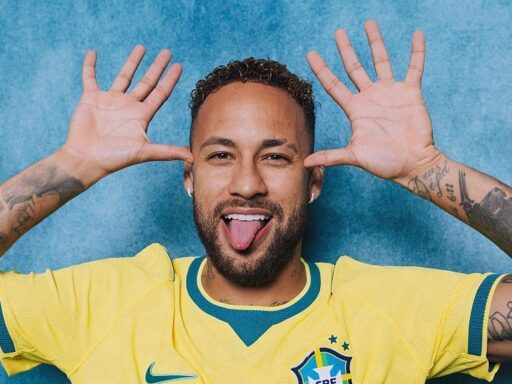Neymar em campo pela Seleção Brasileira durante preparação para a Copa do Mundo.