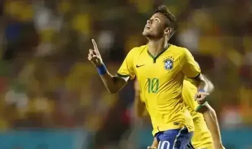 Neymar sendo atendido em campo durante a Copa de 2014.