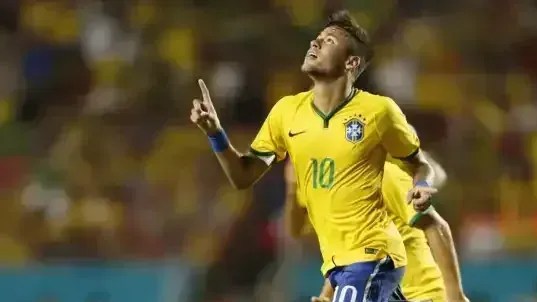 Neymar sendo atendido em campo durante a Copa de 2014.