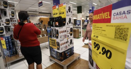 Novas regras para trabalho em feriados no comércio entram em vigor em contexto de Política Econômica