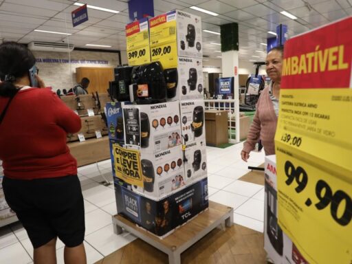 Novas regras para trabalho em feriados no comércio entram em vigor em contexto de Política Econômica