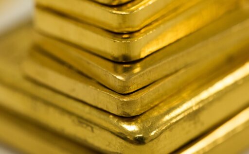 Ouro recua abaixo de US$ 4.500 com tensões no Oriente Médio e dados econômicos dos EUA em contexto de Política Econômica