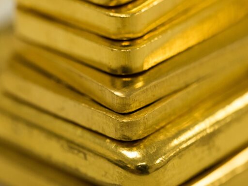 Ouro recua abaixo de US$ 4.500 com tensões no Oriente Médio e dados econômicos dos EUA em contexto de Política Econômica