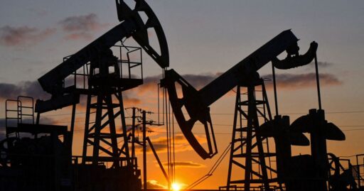 Gráfico mostrando a queda do preço do petróleo no mercado internacional.