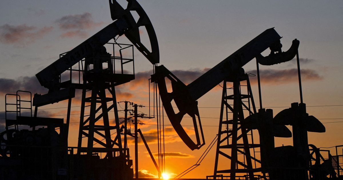 Gráfico mostrando a queda do preço do petróleo no mercado internacional.