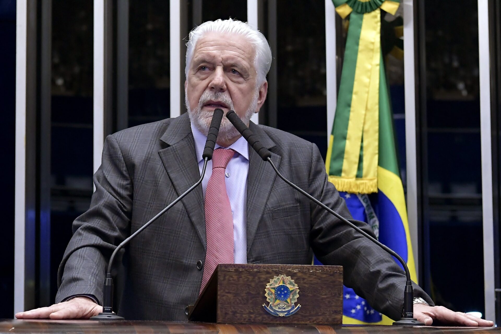 Senador Jaques Wagner em sessão no Senado Federal.