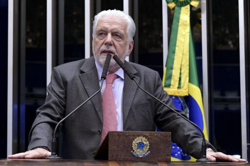 Senador Jaques Wagner em sessão no Senado Federal.