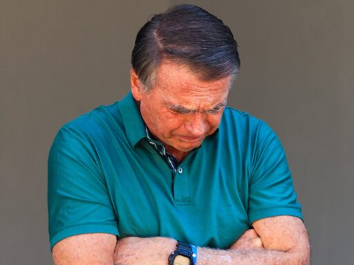 Ex-presidente Jair Bolsonaro em sua residência durante prisão domiciliar.