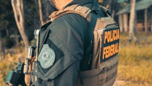 Agentes da Polícia Federal em operação contra o tráfico de drogas.