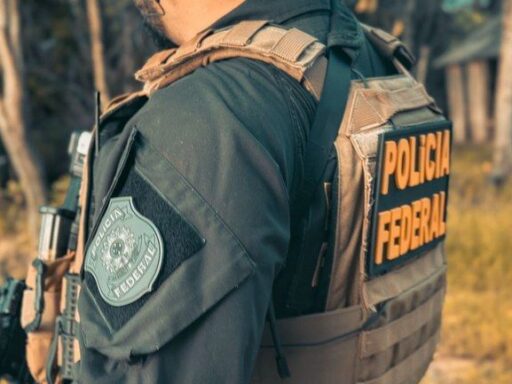 Agentes da Polícia Federal em operação contra o tráfico de drogas.