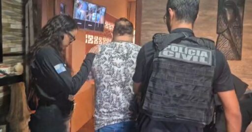 Agentes da Polícia Civil durante operação contra falso médico no Rio de Janeiro.
