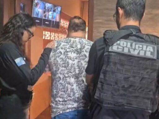 Agentes da Polícia Civil durante operação contra falso médico no Rio de Janeiro.