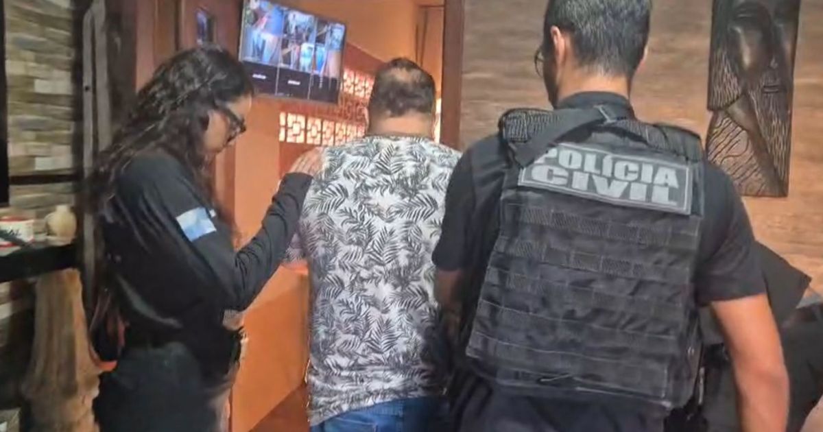 Agentes da Polícia Civil durante operação contra falso médico no Rio de Janeiro.