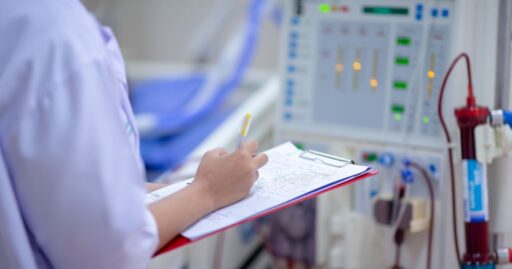Médicos discutindo a importância da prevenção de doenças renais.