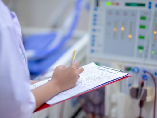 Médicos discutindo a importância da prevenção de doenças renais.