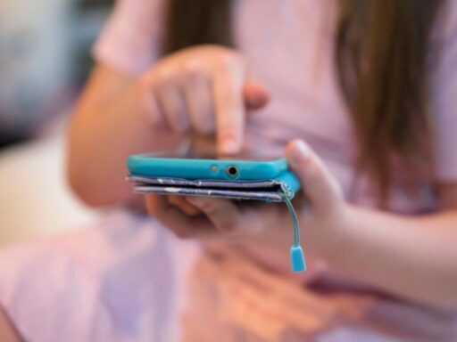 Alunos em sala de aula sem acesso a celulares.