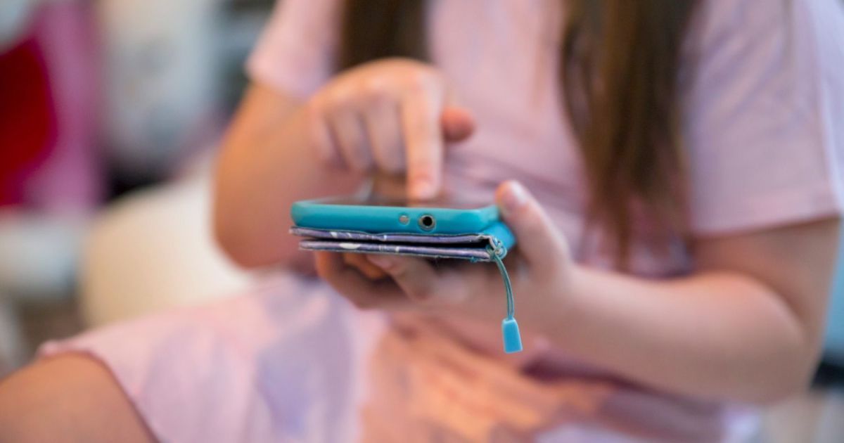 Alunos em sala de aula sem acesso a celulares.