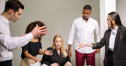 Pessoas discutindo com dificuldade de comunicação.