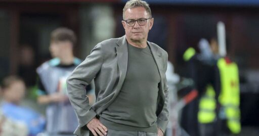 O técnico Ralf Rangnick durante treinamento da seleção da Áustria.