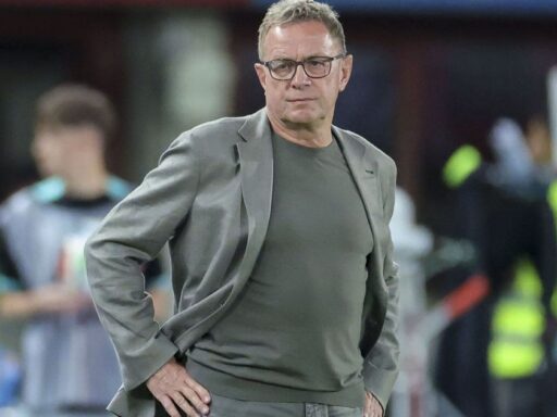 O técnico Ralf Rangnick durante treinamento da seleção da Áustria.