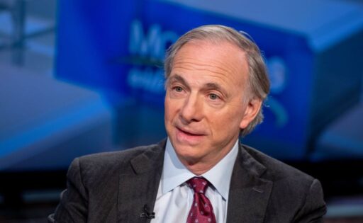 Ray Dalio em entrevista comentando sobre riscos no mercado de inteligência artificial.