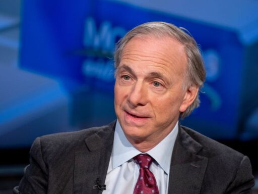 Ray Dalio em entrevista comentando sobre riscos no mercado de inteligência artificial.