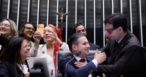 Relator da 6x1 inclui proteção salarial e prioridade de descanso para mães de filhos com deficiência em contexto de Política Econômica