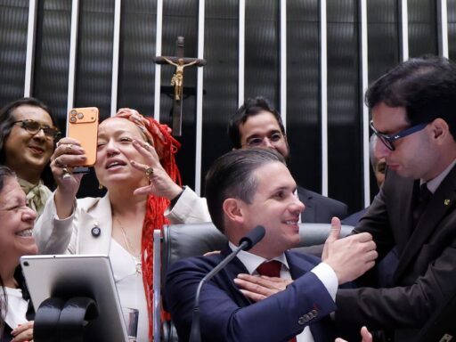 Relator da 6x1 inclui proteção salarial e prioridade de descanso para mães de filhos com deficiência em contexto de Política Econômica