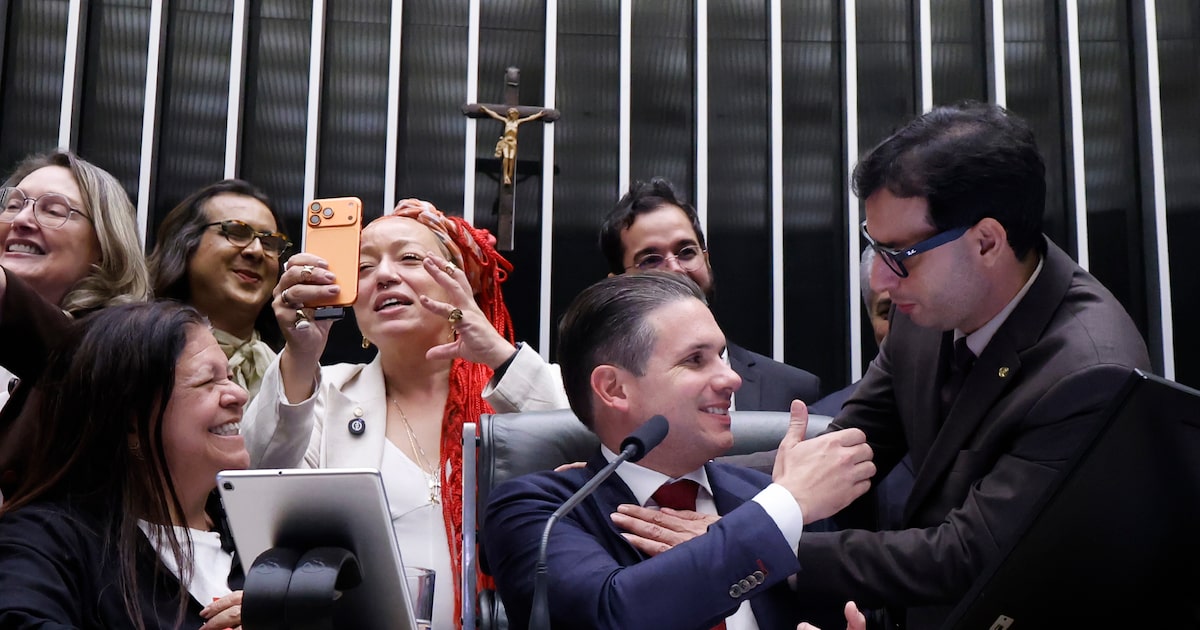 Relator da 6x1 inclui proteção salarial e prioridade de descanso para mães de filhos com deficiência em contexto de Política Econômica
