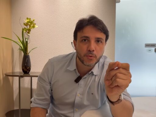 Renan Santos, pré-candidato à presidência, durante evento público.