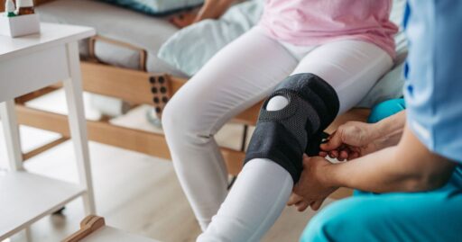 Atleta realizando exercícios de fisioterapia para recuperação de ligamento cruzado anterior.