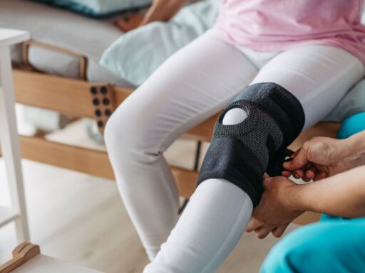 Atleta realizando exercícios de fisioterapia para recuperação de ligamento cruzado anterior.
