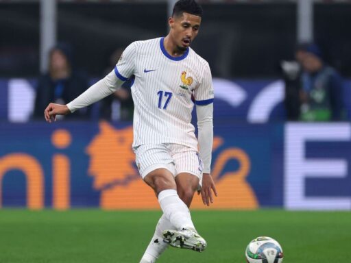 O zagueiro William Saliba durante treinamento da seleção francesa.