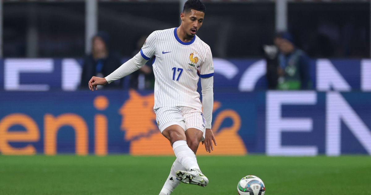 O zagueiro William Saliba durante treinamento da seleção francesa.