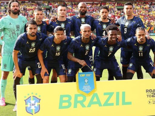 Jogadores da Seleção Brasileira em campo.