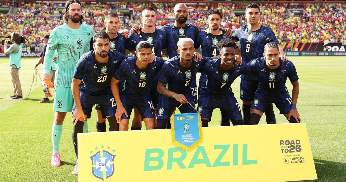 Jogadores da Seleção Brasileira em campo.