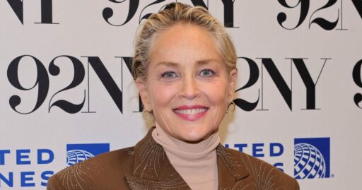 A atriz Sharon Stone em evento público.