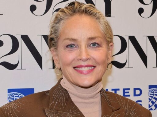 A atriz Sharon Stone em evento público.