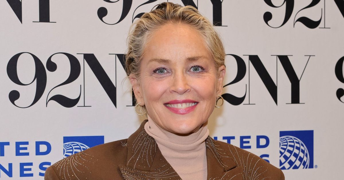A atriz Sharon Stone em evento público.