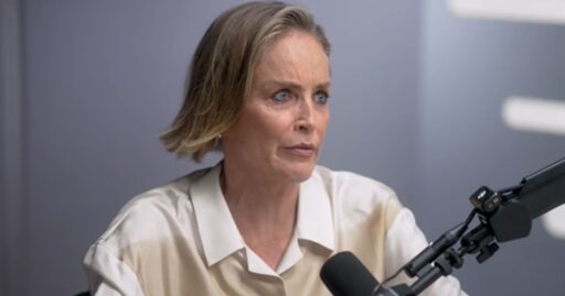 Sharon Stone durante entrevista sobre agressÃ£o sofrida.