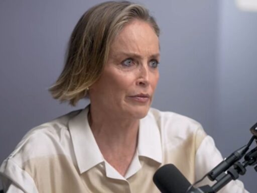 Sharon Stone durante entrevista sobre agressÃ£o sofrida.