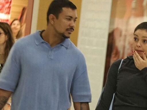 Sophie Charlotte e Xamã caminhando juntos em shopping.