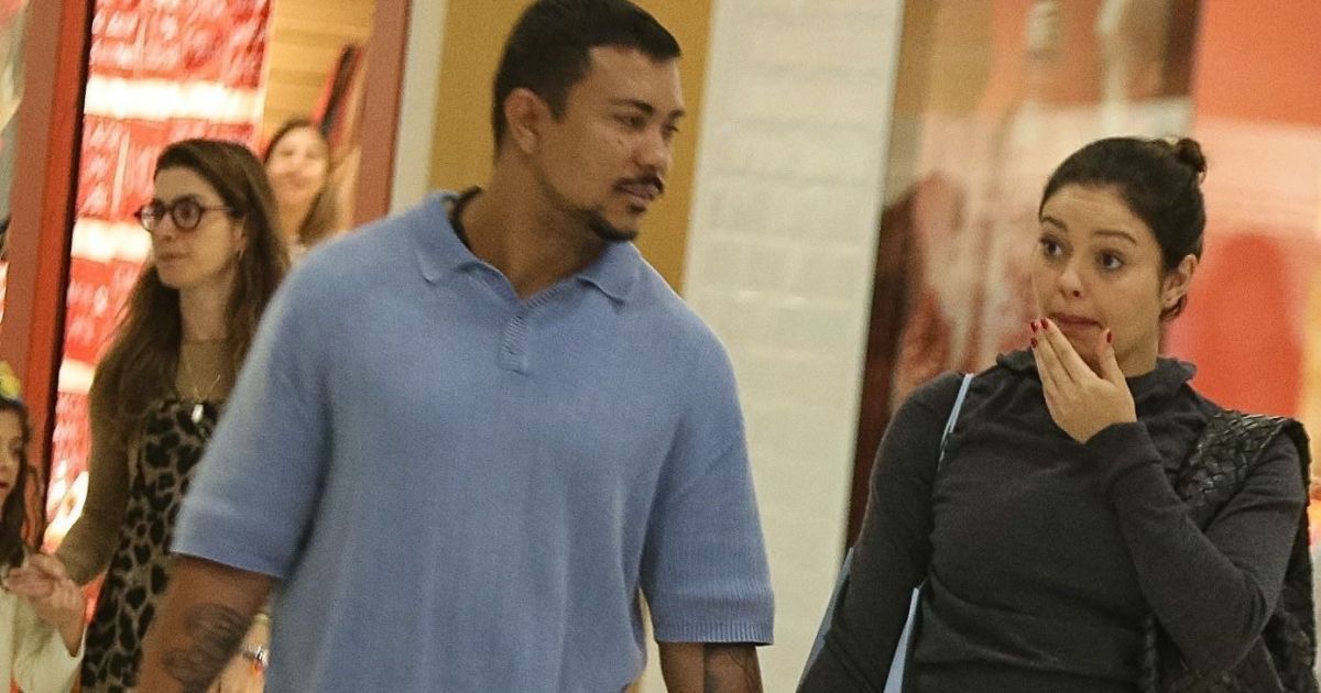 Sophie Charlotte e Xamã caminhando juntos em shopping.