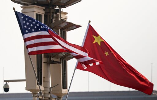 Bandeiras dos Estados Unidos e da China em contexto de disputa comercial.